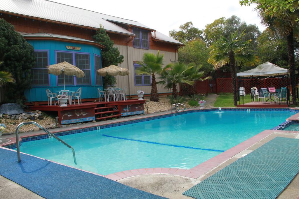 Hobbit Hut Hotel Geyserville Exterior foto